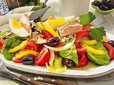 Usa ka balanse nga salad sa pagkaon sa usa ka himsog nga tawo